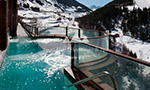 jacuzzi relaxant extérieur avec vues sur les pistes de ski