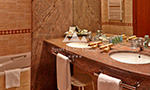 Salle de bain avec baignoire chambre standard