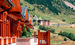 Hôtel avec terrasses et vues sur la montagne